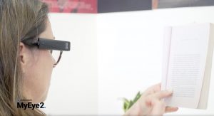 Mujer leyendo conlas gafas