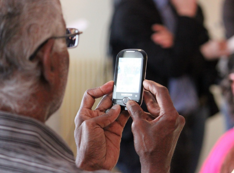 Persona mayor usando un dispositivo móvil