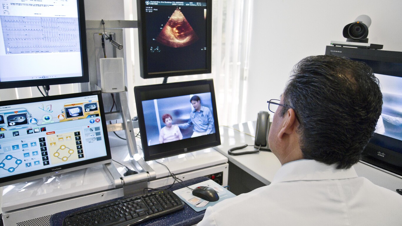Médico visiona cinco pantallas con ecografía, datos médico y software de análisis