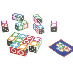 Cubos con formas geométricas y tarjetas para reproducir los patrones