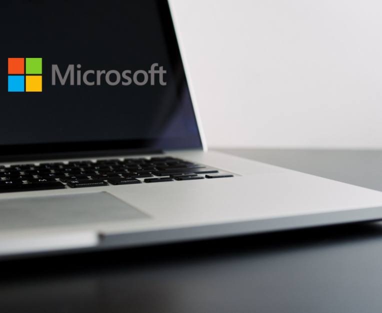 Ventana de portátil con logo de Microsoft