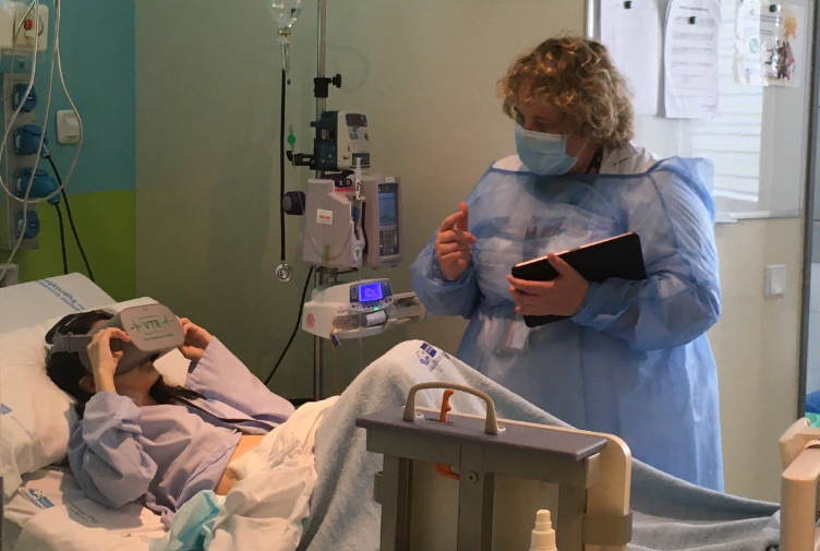 Niño hospitalizado con unas gafas de realidad virtual en recibiendo terapia psicológica