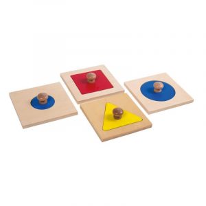 Cuatro tablas de madera con encajes de diferentes formas geométricas.