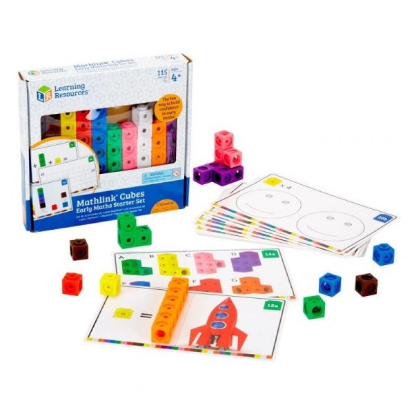 Caja de juguete junto a diferentes fichas de actividades y cubos de colores