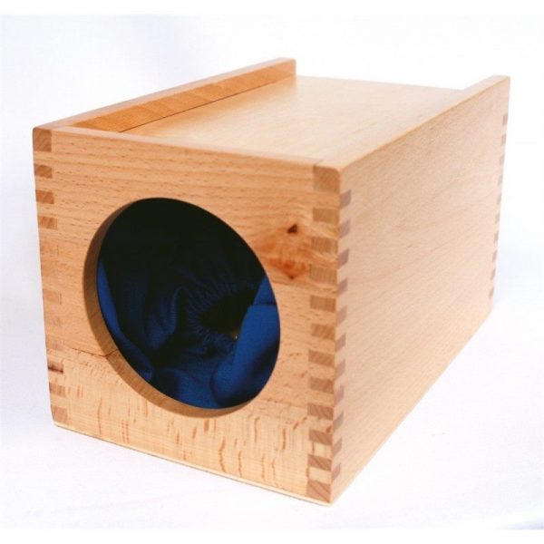 Caja de madera con un agujero