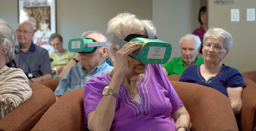 Grupos de personas mayores utilizando gafas de realidad virtual