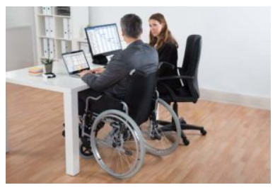 Persona en silla de rueda trabajando con un ordenador