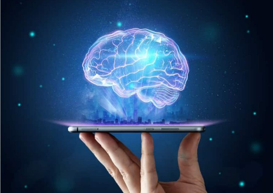 Imagen holográfica de un cerebro humano sobre un móvil sostenido por una mano.