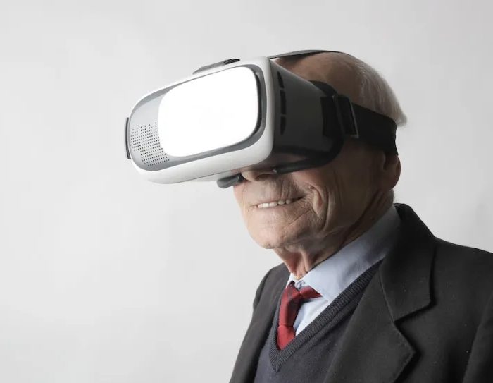 Señor mayor con una gafas de realidad virtual