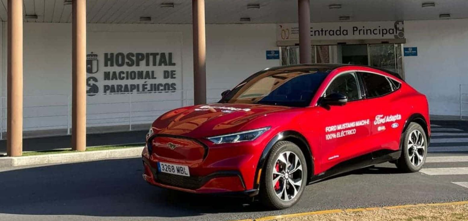 Ford Mustang adaptado aparcado delante del Hospital