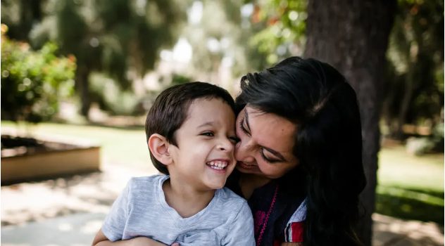 Madre abraza a su hijo con autismo. / Jill Denny Photography