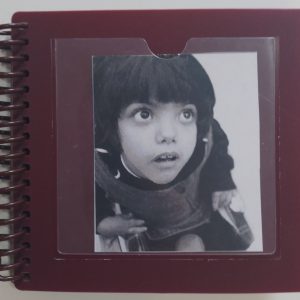 cuaderno granate con foto de la persona usuaria