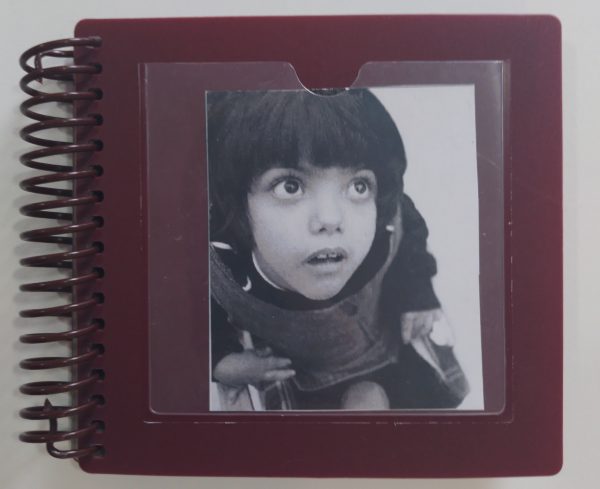 cuaderno granate con foto de la persona usuaria